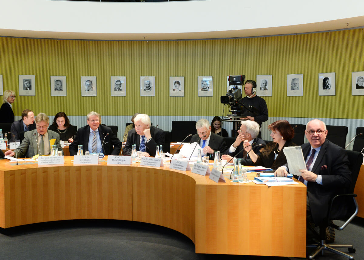 Der Ausschuss des Deutschen Bundestages für Bildung, Forschung und Technikfolgenabschätzung, hat unter der Leitung seiner Vorsitzenden, Patricia Lips, CDU/CSU, und mit Beteiligung von Experten, (Hier im Bild), ein Gespräch. Der Ausschuss des Deutschen Bundestages für Bildung, Forschung und Technikfolgenabschätzung, hat unter der Leitung seiner Vorsitzenden, Patricia Lips, CDU/CSU, und mit Beteiligung von Experten, (Hier im Bild), ein Gespräch.