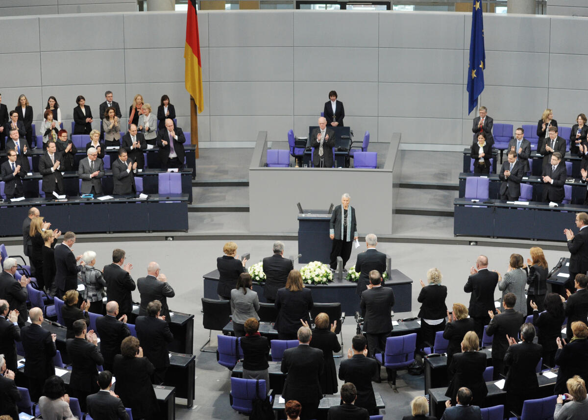 Klüger, Ruth Gedenkstunde des Deutschen Bundestages zum Tag des Gedenkens an die Opfer des Nationalsozialismus. Bundestagspräsident Prof. Dr. Norbert Lammert, CDU/CSU, hält die Begrüßungsansprache, Prof. Dr. Ruth Klüger (re neben dem Rednerpult) die Gedenkrede. Der RIAS-Kammerchor singt nach den Texten von Johann Esser und Wolfgang Langhoff und der Vertonung von Rudi Goguel die "Moorsoldaten". Bei der Gedenkstunde sind die Verfassungsorgane Bundeskanzlerin Dr. Angela Merkel, CDU/CSU, Bundespräsident Joachim Gauck, und Bundesratspräsident Stanislaw Tillich, CDU/CSU, zugegen.; Übersicht.