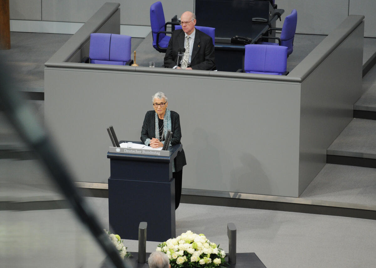 Lammert, Norbert; Klüger, Ruth Gedenkstunde des Deutschen Bundestages zum Tag des Gedenkens an die Opfer des Nationalsozialismus. Bundestagspräsident Prof. Dr. Norbert Lammert, (Vorsitz), CDU/CSU, hält die Begrüßungsansprache, Prof. Dr. Ruth Klüger (Rednerpult) die Gedenkrede. Der RIAS-Kammerchor singt nach den Texten von Johann Esser und Wolfgang Langhoff und der Vertonung von Rudi Goguel die "Moorsoldaten". Bei der Gedenkstunde sind die Verfassungsorgane Bundeskanzlerin Dr. Angela Merkel, CDU/CSU, Bundespräsident Joachim Gauck, und Bundesratspräsident Stanislaw Tillich, CDU/CSU, zugegen.