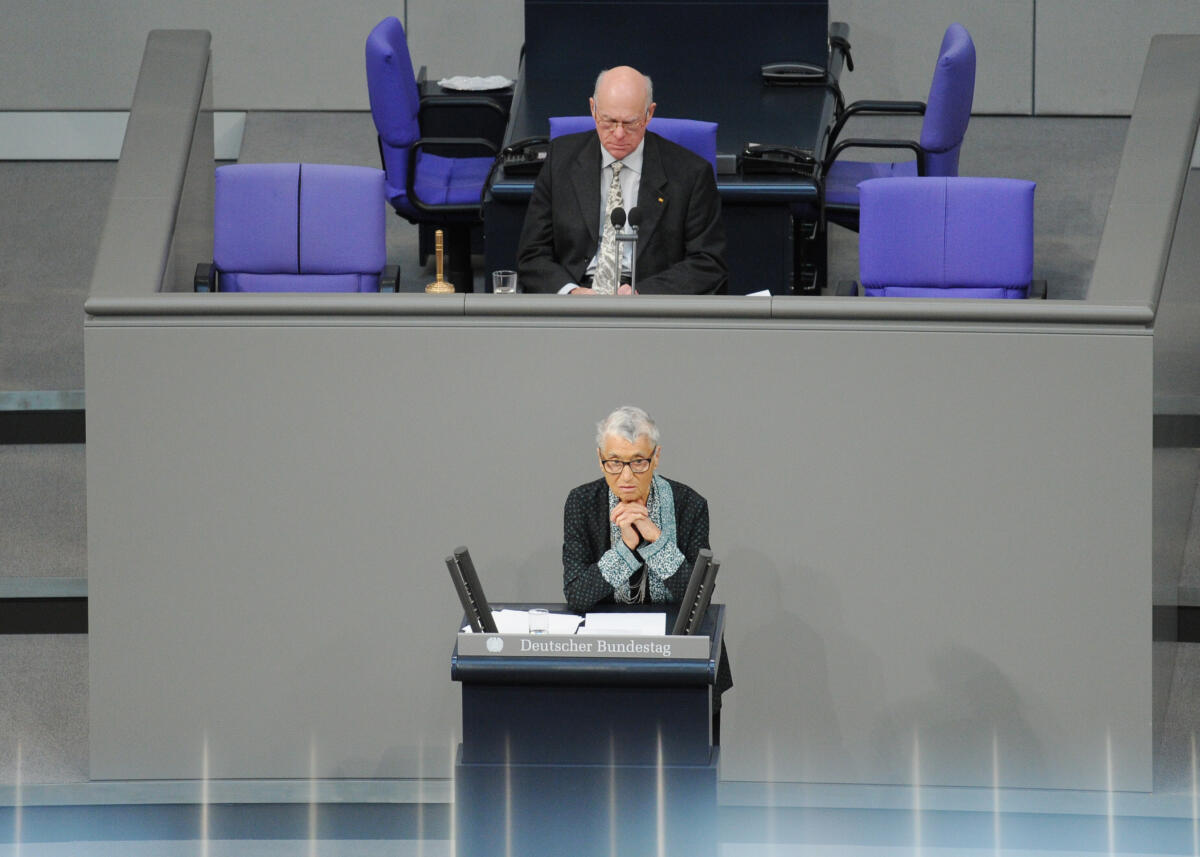 Lammert, Norbert; Klüger, Ruth Gedenkstunde des Deutschen Bundestages zum Tag des Gedenkens an die Opfer des Nationalsozialismus. Bundestagspräsident Prof. Dr. Norbert Lammert, (Vorsitz), CDU/CSU, hält die Begrüßungsansprache, Prof. Dr. Ruth Klüger (Rednerpult) die Gedenkrede. Der RIAS-Kammerchor singt nach den Texten von Johann Esser und Wolfgang Langhoff und der Vertonung von Rudi Goguel die "Moorsoldaten". Bei der Gedenkstunde sind die Verfassungsorgane Bundeskanzlerin Dr. Angela Merkel, CDU/CSU, Bundespräsident Joachim Gauck, und Bundesratspräsident Stanislaw Tillich, CDU/CSU, zugegen.