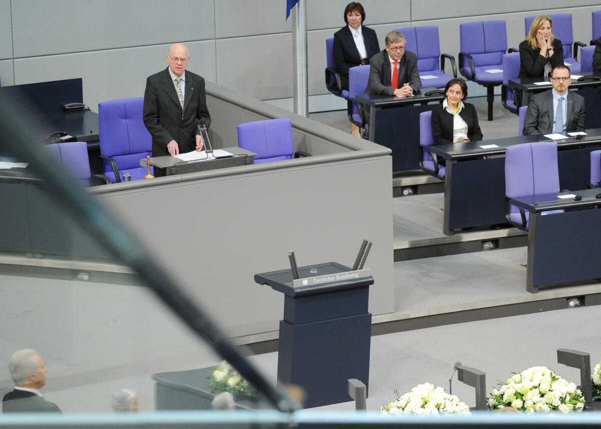 Lammert, Norbert Gedenkstunde des Deutschen Bundestages zum Tag des Gedenkens an die Opfer des Nationalsozialismus. Bundestagspräsident Prof. Dr. Norbert Lammert, (hier am Rednerpult), CDU/CSU, hält die Begrüßungsansprache, Prof. Dr. Ruth Klüger die Gedenkrede. Der RIAS-Kammerchor singt nach den Texten von Johann Esser und Wolfgang Langhoff und der Vertonung von Rudi Goguel die "Moorsoldaten". Bei der Gedenkstunde sind die Verfassungsorgane Bundeskanzlerin Dr. Angela Merkel, CDU/CSU, Bundespräsident Joachim Gauck, und Bundesratspräsident Stanislaw Tillich, CDU/CSU, zugegen.