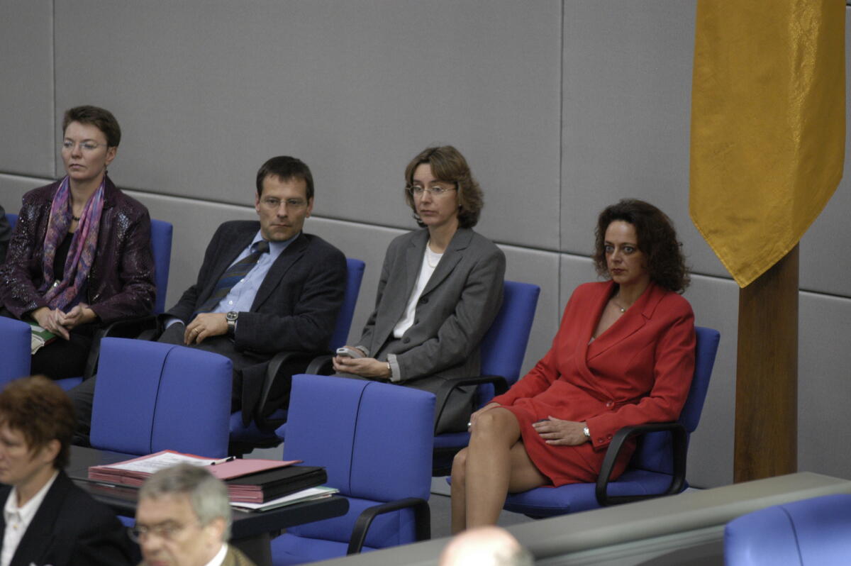 Von rechts: Kabinettsreferenten vom Bundeskanzleramt, Auswärtigen Amt und Bundesministerium für Verbraucherschutz sitzen hinter der Regierungsbank. Von rechts: Kabinettsreferenten vom Bundeskanzleramt, Auswärtigen Amt und Bundesministerium für Verbraucherschutz sitzen hinter der Regierungsbank.