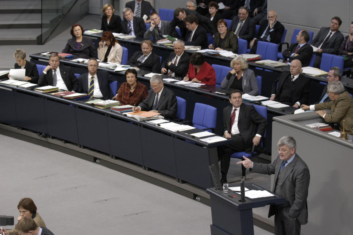 Vizekanzler Joseph Fischer, Bündnis 90/Die Grünen, am Rednerpult.Fischer; Im Hintergrund rechts Bundeskanzler Gerhard Schröder, SPD, MdB. Fischer, Joseph; Schröder, Gerhard Vizekanzler Joseph Fischer, Bündnis 90/Die Grünen, am Rednerpult.Fischer; Im Hintergrund rechts Bundeskanzler Gerhard Schröder, SPD, MdB.
