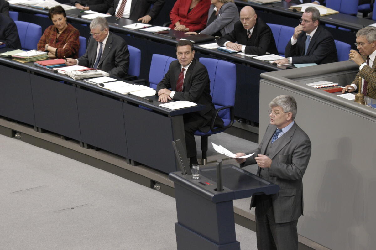 Vizekanzler Joseph Fischer, Bündnis 90/Die Grünen, MdB, am Rednerpult.; Im Hintergrund Mitte Bundeskanzler Gerhard Schröder, SPD, MdB. Fischer, Joseph; Schröder, Gerhard Vizekanzler Joseph Fischer, Bündnis 90/Die Grünen, MdB, am Rednerpult.; Im Hintergrund Mitte Bundeskanzler Gerhard Schröder, SPD, MdB.