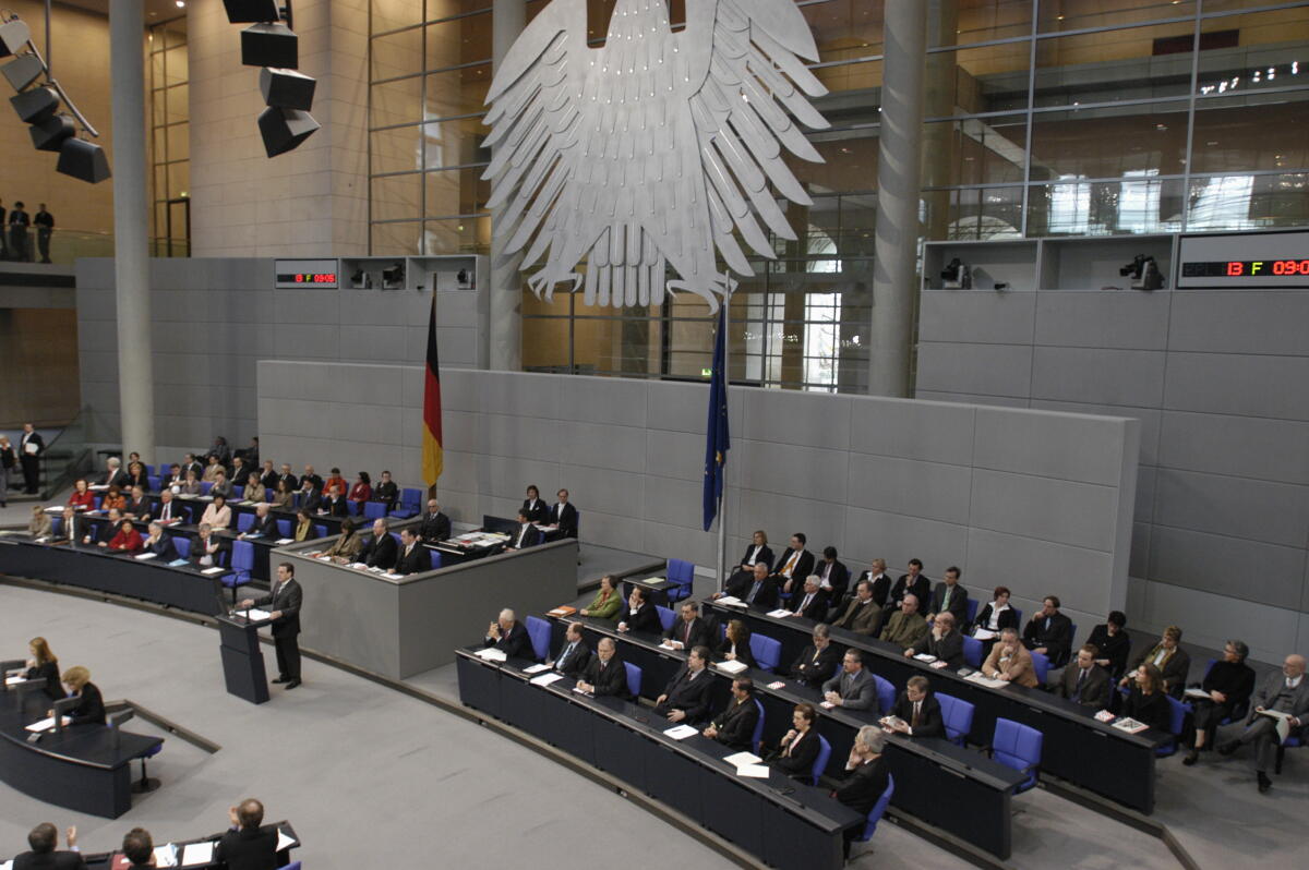 Blick auf die Regierungsbank, links, und auf die Bundesratsbank, rechts. Am Rednerpult steht Bundeskanzler Gerhard Schröder, SPD, MdB. Schröder, Gerhard Blick auf die Regierungsbank, links, und auf die Bundesratsbank, rechts. Am Rednerpult steht Bundeskanzler Gerhard Schröder, SPD, MdB.