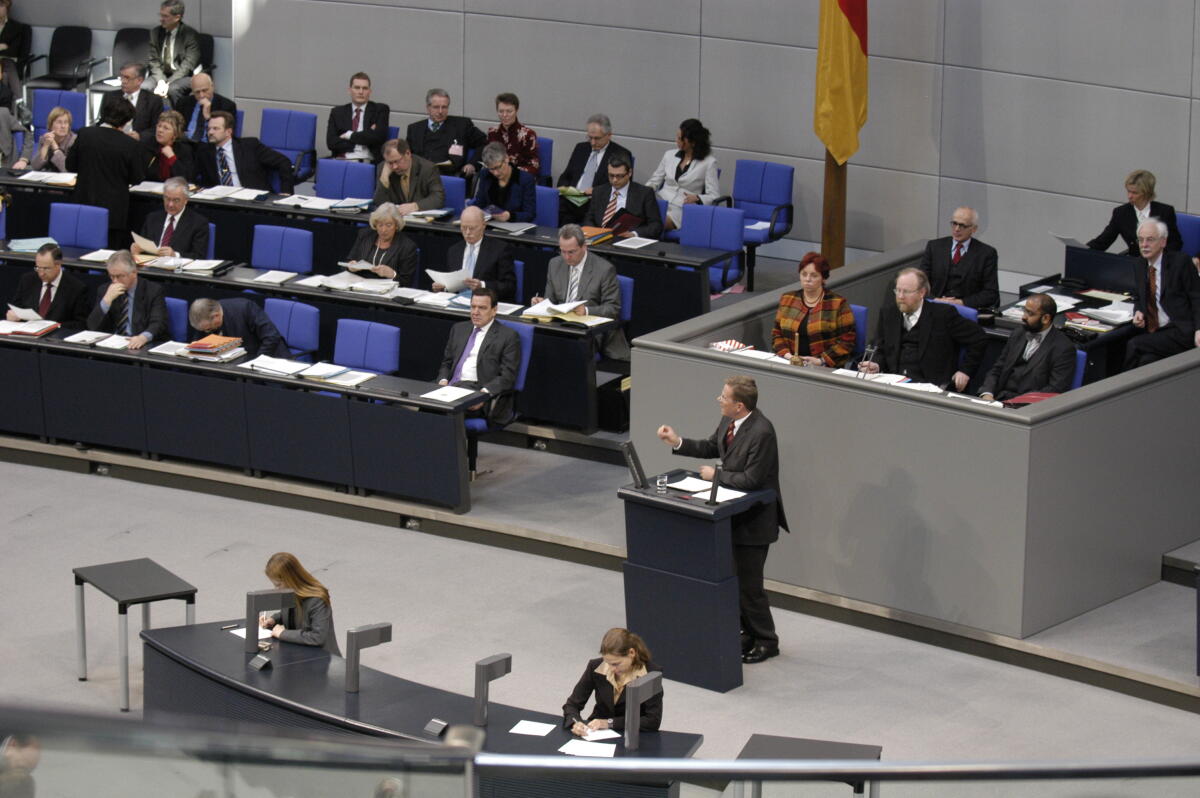 Der Parteivorsitzende Guido Westerwelle, FDP, MdB, am Rednerpult; Hinter ihm sitzt Bundestagspräsident Wolfgang Thierse, SPD, MdB.; Auf der Regierungsbank rechts Bundeskanzler Gerhard Schröder, SPD, MdB. Schröder, Gerhard; Thierse, Wolfgang; Westerwelle, Guido Der Parteivorsitzende Guido Westerwelle, FDP, MdB, am Rednerpult; Hinter ihm sitzt Bundestagspräsident Wolfgang Thierse, SPD, MdB.; Auf der Regierungsbank rechts Bundeskanzler Gerhard Schröder, SPD, MdB.