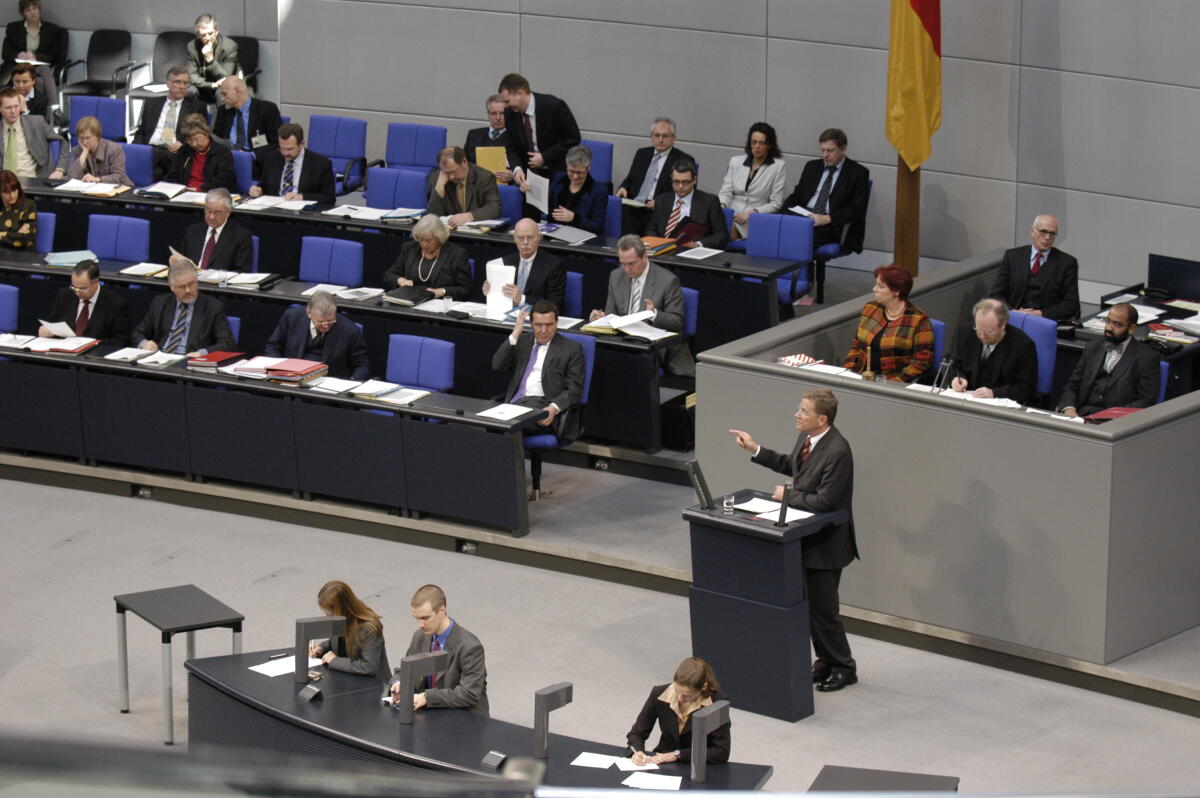 Der Parteivorsitzende Guido Westerwelle, FDP, MdB, am Rednerpult.; Hinter ihm sitzt Bundestagspräsident Wolfgang Thierse, SPD, MdB.; Auf der Regierungsbank rechts Bundeskanzler Gerhard Sc hröder, SPD, MdB. Thierse, Wolfgang; Westerwelle, Guido; Schröder, Gerhard Der Parteivorsitzende Guido Westerwelle, FDP, MdB, am Rednerpult.; Hinter ihm sitzt Bundestagspräsident Wolfgang Thierse, SPD, MdB.; Auf der Regierungsbank rechts Bundeskanzler Gerhard Sc hröder, SPD, MdB.