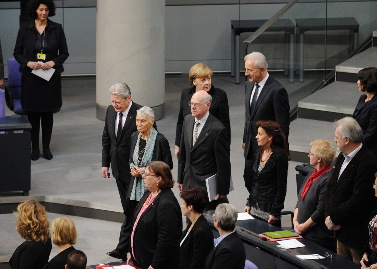 Lammert, Norbert; Klüger, Ruth; Merkel, Angela; Gauck, Joachim; Tillich, Stanislaw Gedenkstunde des Deutschen Bundestages zum Tag des Gedenkens an die Opfer des Nationalsozialismus. Bundestagspräsident Prof. Dr. Norbert Lammert, (mitte), CDU/CSU, hält die Begrüßungsansprache, Prof. Dr. Ruth Klüger (vorne re) die Gedenkrede. Der RIAS-Kammerchor singt nach den Texten von Johann Esser und Wolfgang Langhoff und der Vertonung von Rudi Goguel die "Moorsoldaten". Bei der Gedenkstunde sind die Verfassungsorgane Bundeskanzlerin Dr. Angela Merkel, (hinten mitte), CDU/CSU, Bundespräsident Joachim Gauck, (vorne li), und Bundesratspräsident Stanislaw Tillich, (hinten re), CDU/CSU, zugegen.