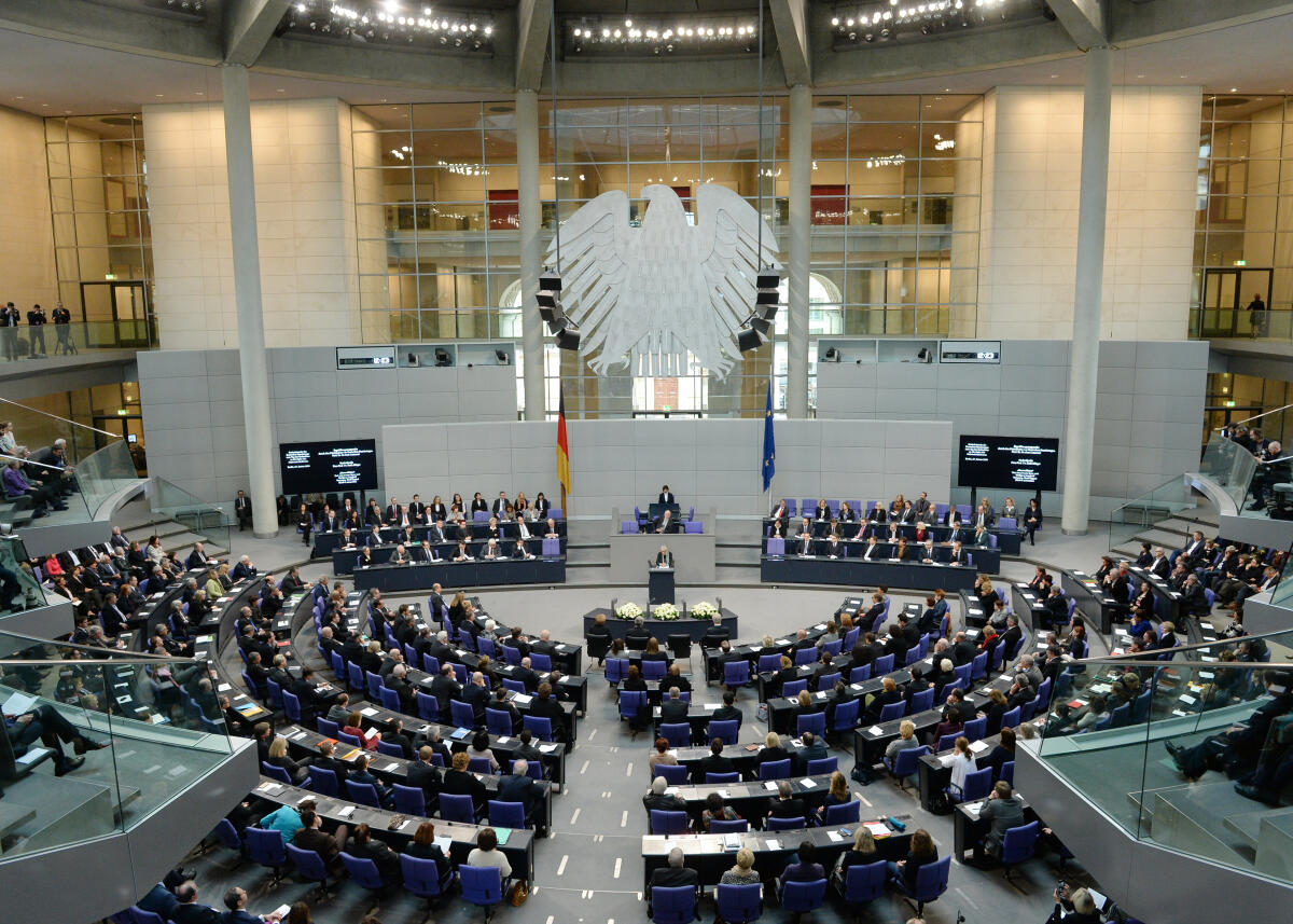  Gedenkstunde des Deutschen Bundestages zum Tag des Gedenkens an die Opfer des Nationalsozialismus. Bundestagspräsident Prof. Dr. Norbert Lammert, CDU/CSU, hält die Begrüßungsansprache, Prof. Dr. Ruth Klüger die Gedenkrede. Der RIAS-Kammerchor singt nach den Texten von Johann Esser und Wolfgang Langhoff und der Vertonung von Rudi Goguel die "Moorsoldaten". Bei der Gedenkstunde sind die Verfassungsorgane Bundeskanzlerin Dr. Angela Merkel, CDU/CSU, Bundespräsident Joachim Gauck, und Bundesratspräsident Stanislaw Tillich, CDU/CSU, zugegen.; Adler, Bundesadler, Übersicht, Plenum.