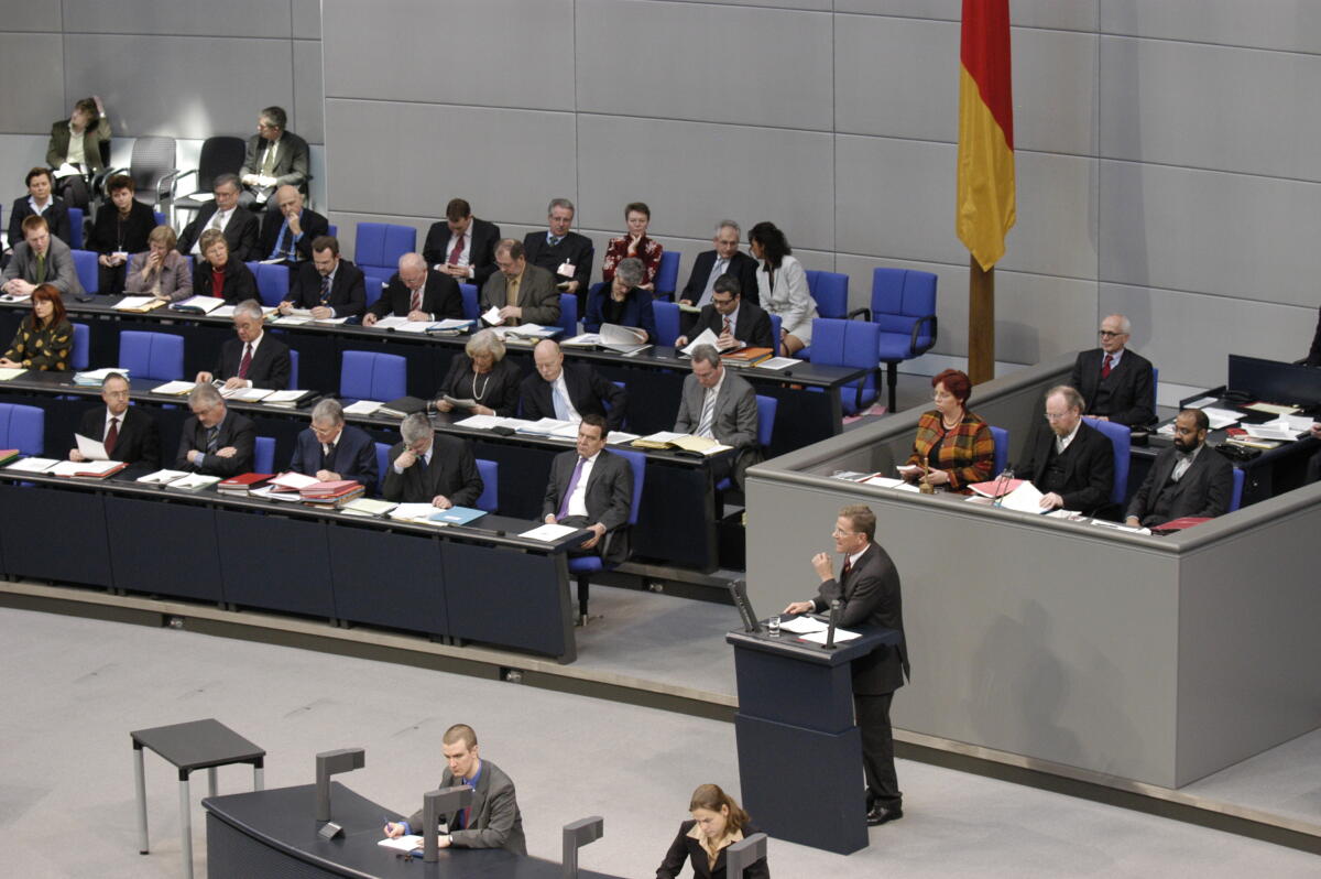 Der Parteivorsitzende Guido Westerwelle, FDP, MdB, am Rednerpult. Hinter ihm sitzt Bundestagspräsident Wolfgang Thierse, SPD, MdB. Auf der Regierungsbank rechts Bundeskanzler Gerhard Schröder, SPD, MdB. Thierse, Wolfgang; Westerwelle, Guido; Schröder, Gerhard Der Parteivorsitzende Guido Westerwelle, FDP, MdB, am Rednerpult. Hinter ihm sitzt Bundestagspräsident Wolfgang Thierse, SPD, MdB. Auf der Regierungsbank rechts Bundeskanzler Gerhard Schröder, SPD, MdB.