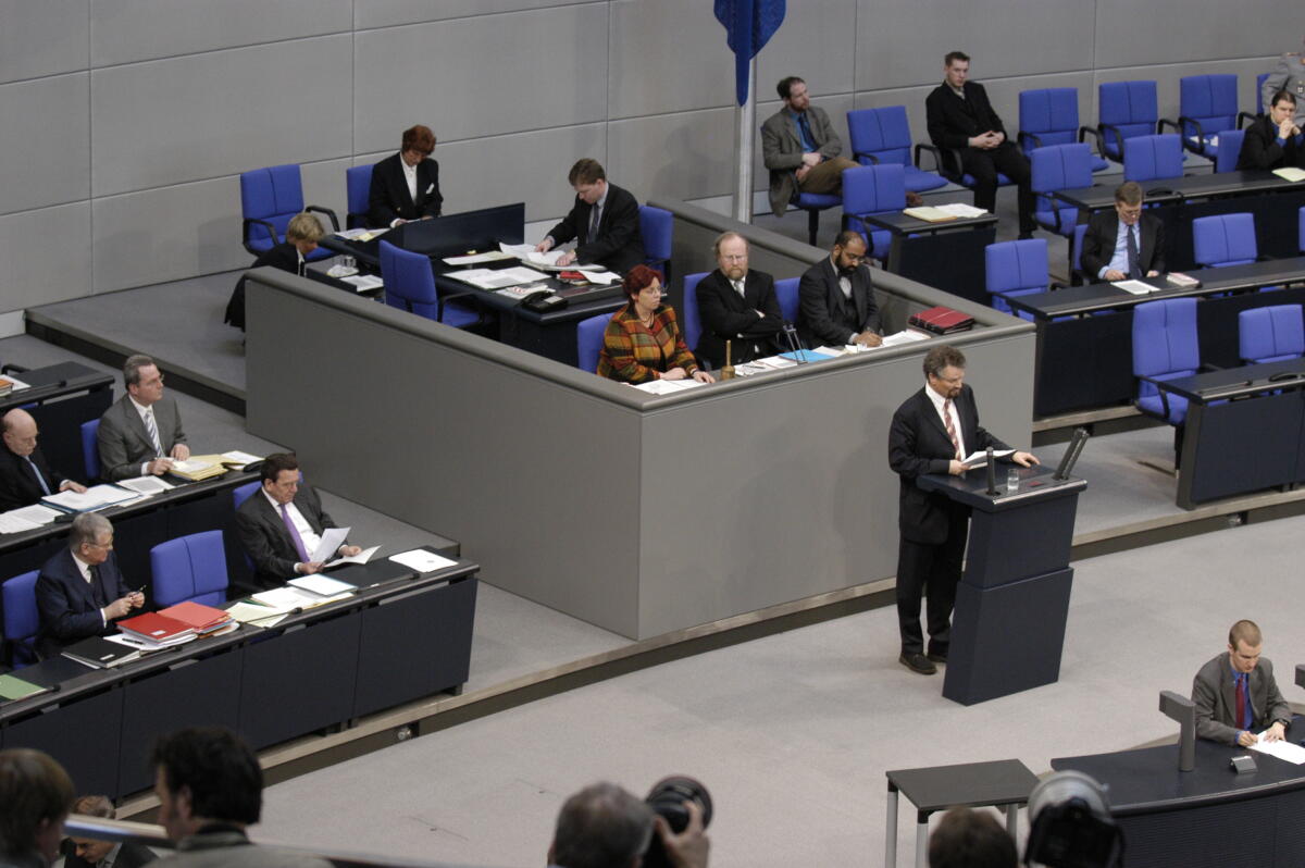 Der Stellvertretende Fraktionsvorsitzende Gernot Erler, SPD/MdB, am Rednerpult; Hinter ihm sitzt Bundestagpräsident Wolfgang Thierse, SPD, MdB. Auf der Regierungsbank sitzt rechts Bundeskanzler Gerhard Schröder, SPD, MdB. Erler, Gernot; Thierse, Wolfgang; Schröder, Gerhard Der Stellvertretende Fraktionsvorsitzende Gernot Erler, SPD/MdB, am Rednerpult; Hinter ihm sitzt Bundestagpräsident Wolfgang Thierse, SPD, MdB. Auf der Regierungsbank sitzt rechts Bundeskanzler Gerhard Schröder, SPD, MdB.