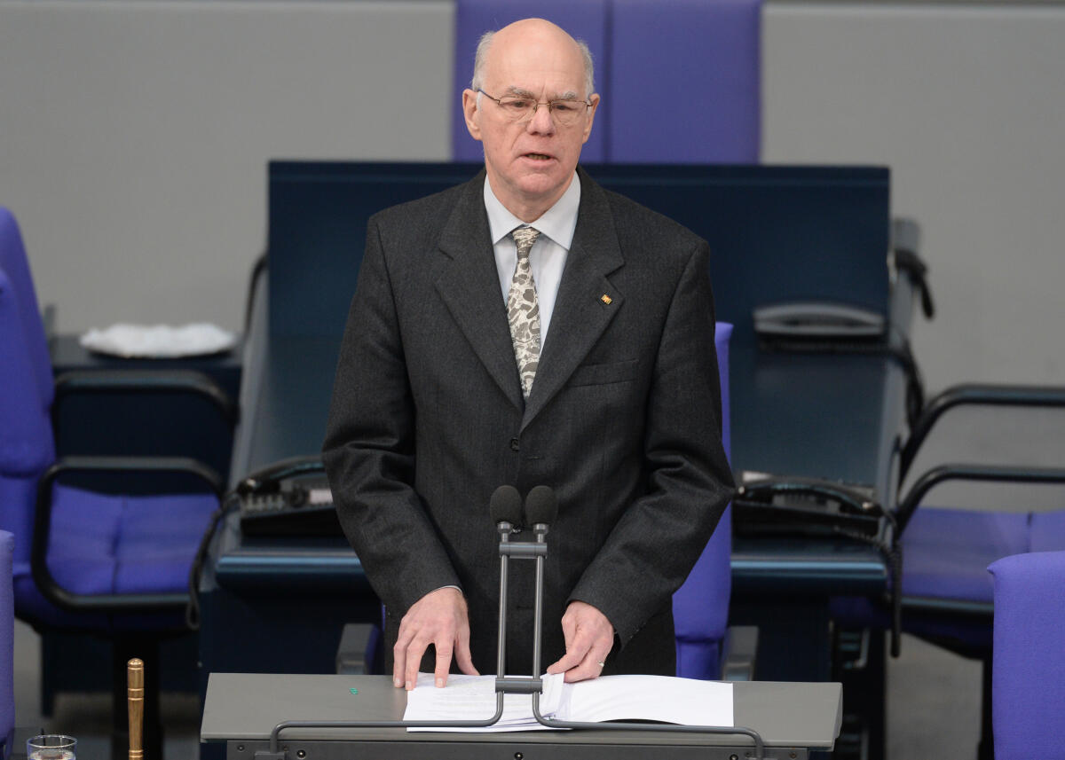 Lammert, Norbert Gedenkstunde des Deutschen Bundestages zum Tag des Gedenkens an die Opfer des Nationalsozialismus. Bundestagspräsident Prof. Dr. Norbert Lammert, (hier am Rednerpult), CDU/CSU, hält die Begrüßungsansprache, Prof. Dr. Ruth Klüger die Gedenkrede. Der RIAS-Kammerchor singt nach den Texten von Johann Esser und Wolfgang Langhoff und der Vertonung von Rudi Goguel die "Moorsoldaten". Bei der Gedenkstunde sind die Verfassungsorgane Bundeskanzlerin Dr. Angela Merkel, CDU/CSU, Bundespräsident Joachim Gauck, und Bundesratspräsident Stanislaw Tillich, CDU/CSU, zugegen.