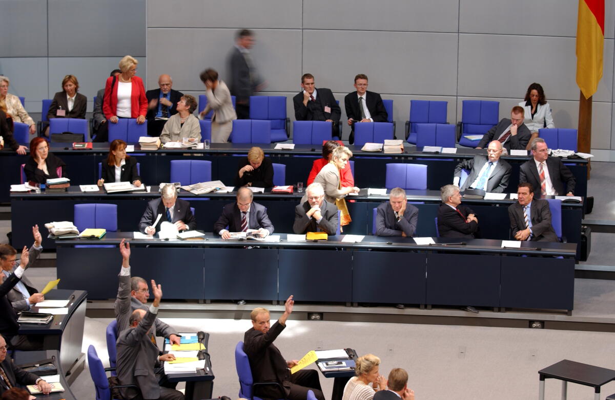 Handabstimmung im Bundestag. Auf der Regierungsbank rechts Bundeskanzler Gerhard Schröder, SPD, MdB. Schröder, Gerhard Handabstimmung im Bundestag. Auf der Regierungsbank rechts Bundeskanzler Gerhard Schröder, SPD, MdB.