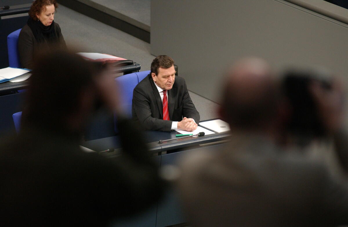 Blick auf Bundeskanzler Gerhard Schröder, SPD, MdB, auf der Regierungsbank von der Presse-Tribüne aus.; Kameras Fotografen Schröder, Gerhard Blick auf Bundeskanzler Gerhard Schröder, SPD, MdB, auf der Regierungsbank von der Presse-Tribüne aus.; Kameras Fotografen