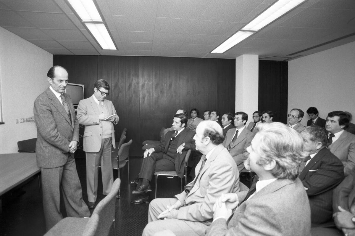 Bundestagsvizepräsident Windelen (CDU/CSU) begrüßt 20 Repräsentanten der Christlichen Demokratischen Partei aus Peru am 12. November 1981 im Bundeshaus Bonn.; Besuch, Empfang, Begrüßung Windelen, Heinrich Bundestagsvizepräsident Windelen (CDU/CSU) begrüßt 20 Repräsentanten der Christlichen Demokratischen Partei aus Peru am 12. November 1981 im Bundeshaus Bonn.; Besuch, Empfang, Begrüßung