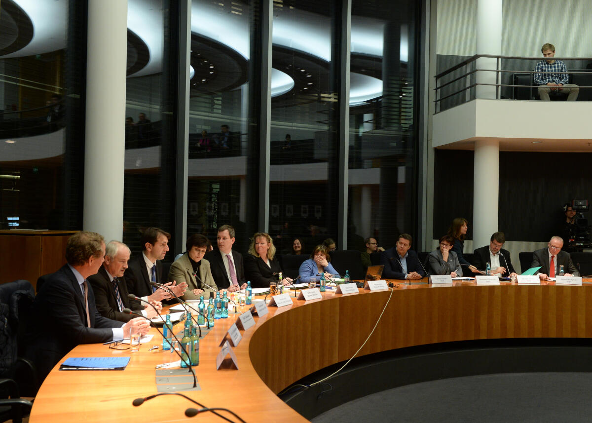 Der Parlamentarische Beirat für nachhaltige Entwicklung hat unter der Leitung seines Vorsitzenden Andreas Jung, (3.v.li), CDU/CSU, und mit Beteiligung der Gäste Olaf Tschimpke, (2.v.li), Präsident NABU, und Dr. Eric Schweitzer, (li), Vorstandsvorsitzender ALBA Group, eine Ausschusssitzung.; Übersicht. Jung, Andreas; Tschimpke, Olaf; Schweitzer, Eric Der Parlamentarische Beirat für nachhaltige Entwicklung hat unter der Leitung seines Vorsitzenden Andreas Jung, (3.v.li), CDU/CSU, und mit Beteiligung der Gäste Olaf Tschimpke, (2.v.li), Präsident NABU, und Dr. Eric Schweitzer, (li), Vorstandsvorsitzender ALBA Group, eine Ausschusssitzung.; Übersicht.