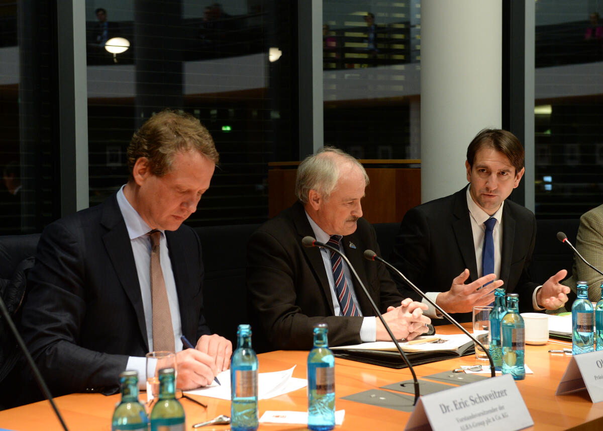 Jung, Andreas; Tschimpke, Olaf; Schweitzer, Eric Der Parlamentarische Beirat für nachhaltige Entwicklung hat unter der Leitung seines Vorsitzenden Andreas Jung, (re), CDU/CSU, und mit Beteiligung der Gäste Olaf Tschimpke, (mitte), Präsident NABU, und Dr. Eric Schweitzer, (li), Vorstandsvorsitzender ALBA Group, eine Ausschusssitzung.