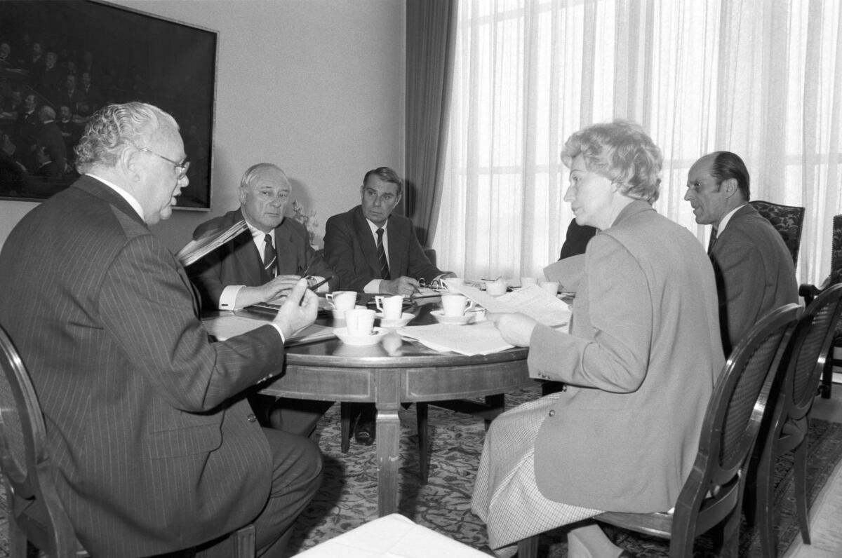 Das Präsidium des Deutschen Bundestages bei ihrer Sitzung. V.l.n.r.: Bundestagspräsident Richard Stücklen (CDU/CSU), Vizepräsidenten Georg Leber (SPD), Richard Wurbs (FDP), Annemarie Renger (SPD) und Heinrich Windelen (CDU/CSU).; Präsidium, Sitzung Stücklen, Richard; Leber, Georg; Wurbs, Richard; Renger, Annemarie; Windelen, Heinrich Das Präsidium des Deutschen Bundestages bei ihrer Sitzung. V.l.n.r.: Bundestagspräsident Richard Stücklen (CDU/CSU), Vizepräsidenten Georg Leber (SPD), Richard Wurbs (FDP), Annemarie Renger (SPD) und Heinrich Windelen (CDU/CSU).; Präsidium, Sitzung