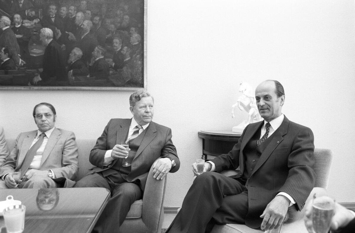 Besuch einer Delegation des Finnischen Reichstags beim Bundestagsvizepräsidenten Heinrich Windelen (CDU/CSU) am 21. Mai 1982. Der zweite Vizepräsident des Finnischen Reichstages, Herr Juuso Häikiö, stößt mit Herrn Windelen an.; Besuch, Gespräch, Treffen Windelen, Heinrich Besuch einer Delegation des Finnischen Reichstags beim Bundestagsvizepräsidenten Heinrich Windelen (CDU/CSU) am 21. Mai 1982. Der zweite Vizepräsident des Finnischen Reichstages, Herr Juuso Häikiö, stößt mit Herrn Windelen an.; Besuch, Gespräch, Treffen