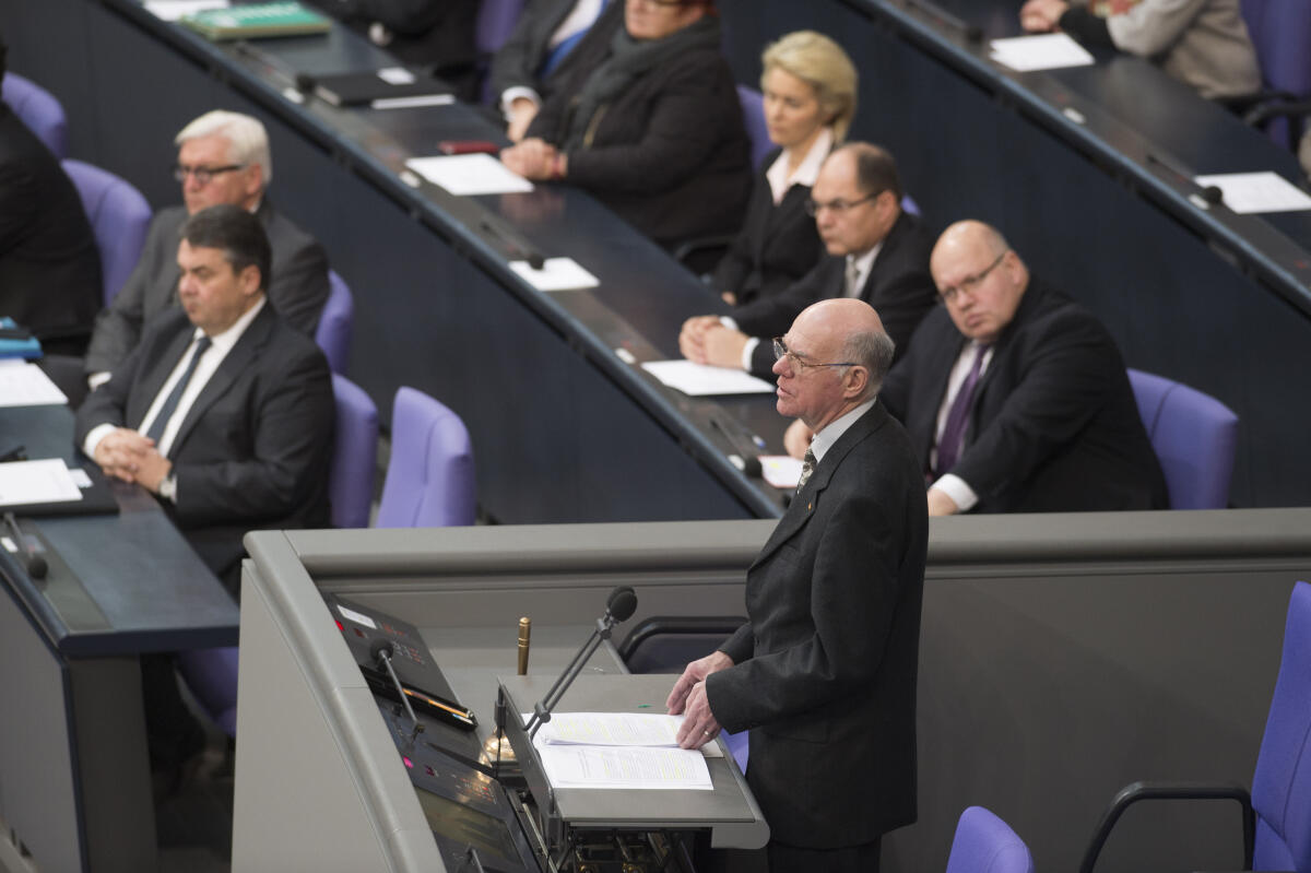 Bundestagspräsident Dr. Norbert Lammert, CDU/CSU, MdB, hält seine Begrüßungsrede während der Gedenkstunde des Deutschen Bundestages zum Tag des Gedenkens an die Opfer des Nationalsozialismus im Plenarsaal im Reichstagsgebäude. Im Hintergrund die Regierungsbank.; Gedenktag, Rede, Begrüßung