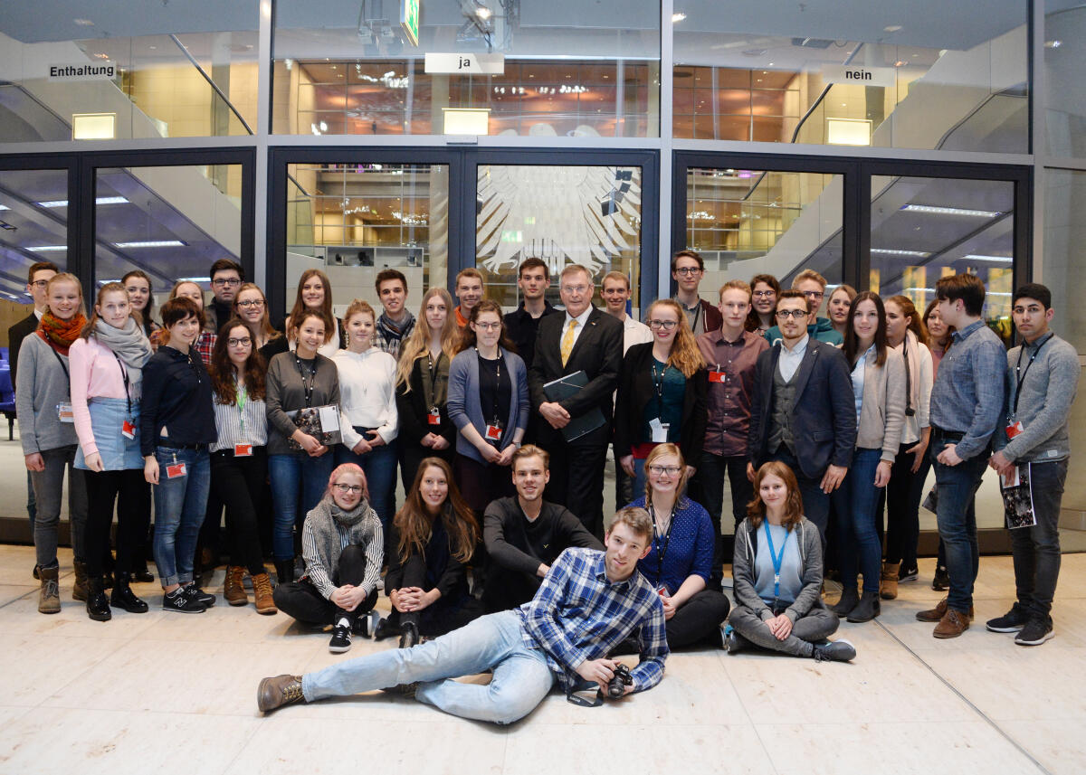 Singhammer, Johannes Bundestagsvizepräsident Johannes Singhammer, (1. Reihe 9. v.li), CDU/CSU, Schirmherr für den Jugendmedienworkshop, hier beim Gruppenfoto mit den Teilnehmern der Veranstaltung.; Adler, Bundesadler, Plenarsaal.