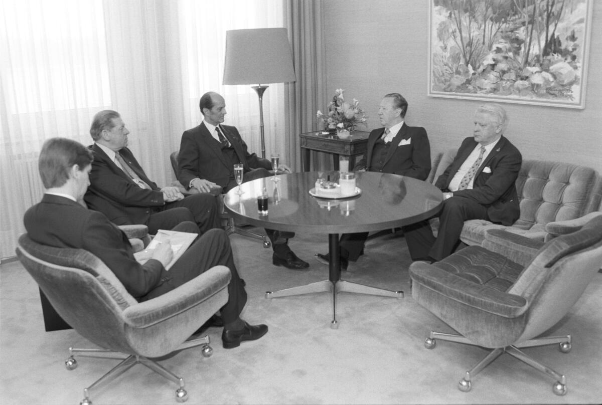 Besuch des Ministerpräsidenten von Island, Dr. Gunnar Thoroddsen, beim Bundestagsvizepräsidenten Heinrich Windelen (CDU/CSU) am 12. Mai 1982.; Besuch, Gespräch, Treffen Windelen, Heinrich Besuch des Ministerpräsidenten von Island, Dr. Gunnar Thoroddsen, beim Bundestagsvizepräsidenten Heinrich Windelen (CDU/CSU) am 12. Mai 1982.; Besuch, Gespräch, Treffen