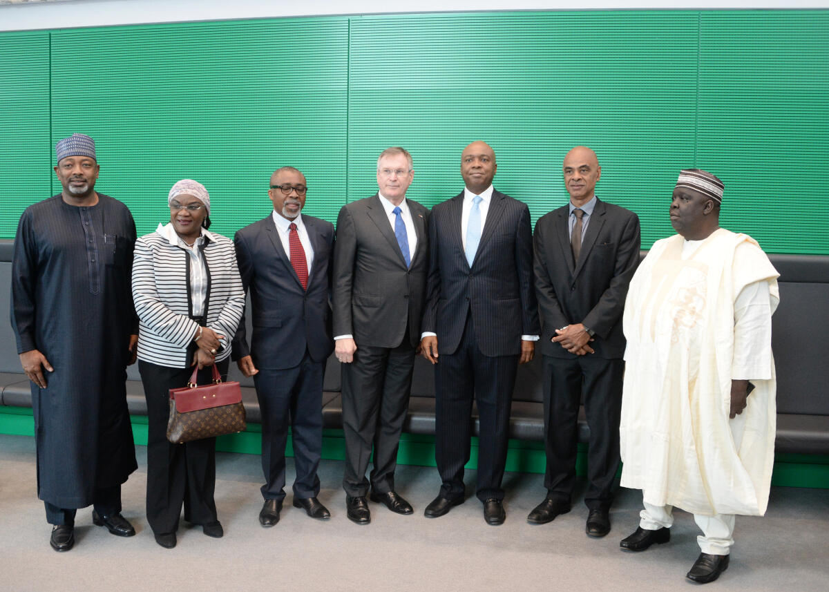 Singhammer, Johannes; Saraki, Abubakar Bukola; Huber, Charles M. Bundestagsvizepräsident Johannes Singhammer, (mitte), CDU/CSU, empfängt den Senatspräsidenten der Bundesrepublik Nigeria, S. E. Dr. Abubakar Bukola Saraki, (3.v.re), und Delegation, zu einem Gespräch. An dem Gespräch nimmt der Bundestagsabgeordnete Charles M. Huber, (2.v.re), CDU/CSU, teil.; Gruppenfoto.