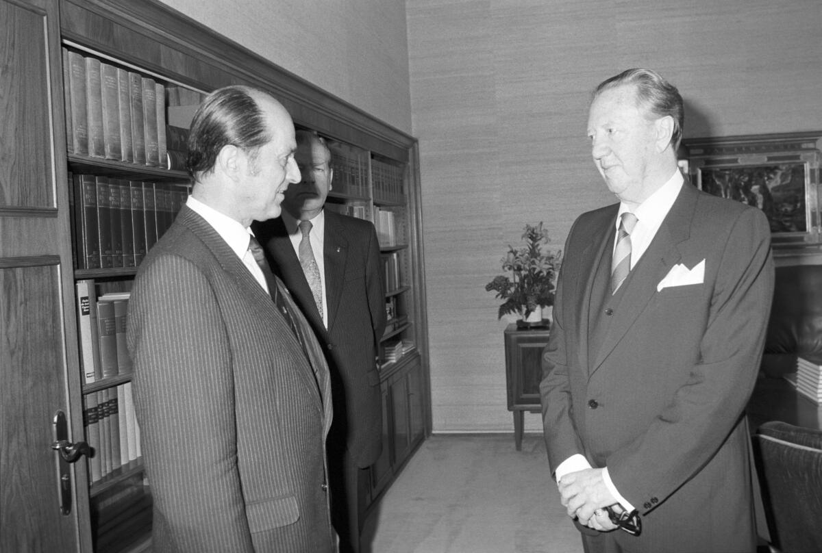 Empfang des Ministerpräsidenten von Island, Dr. Gunnar Thoroddsen, durch Bundestagsvizepräsidenten Heinrich Windelen (CDU/CSU) am 12. Mai 1982.; Besuch, Empfang, Treffen Windelen, Heinrich Empfang des Ministerpräsidenten von Island, Dr. Gunnar Thoroddsen, durch Bundestagsvizepräsidenten Heinrich Windelen (CDU/CSU) am 12. Mai 1982.; Besuch, Empfang, Treffen