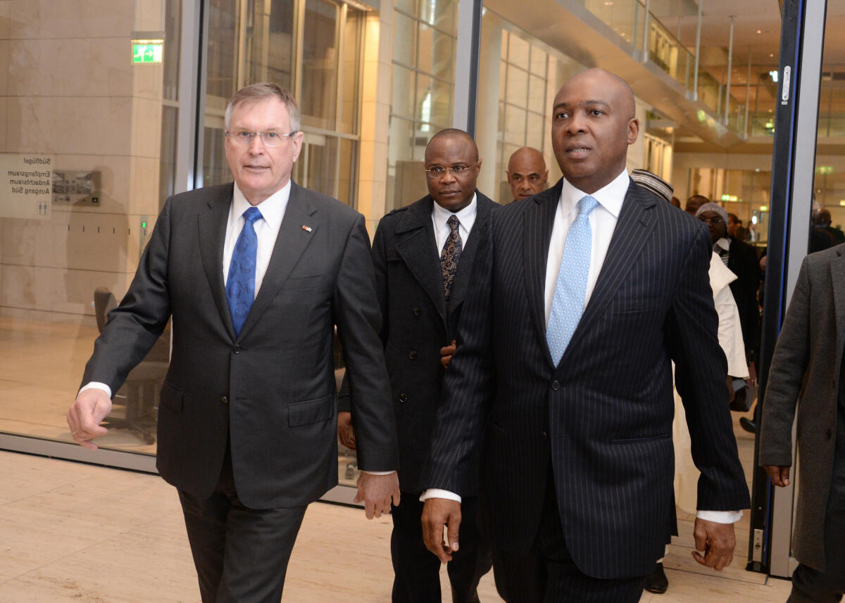 Singhammer, Johannes; Saraki, Abubakar Bukola Bundestagsvizepräsident Johannes Singhammer, (li), CDU/CSU, empfängt den Senatspräsidenten der Bundesrepublik Nigeria, S. E. Dr. Abubakar Bukola Saraki, (re), und Delegation, zu einem Gespräch.