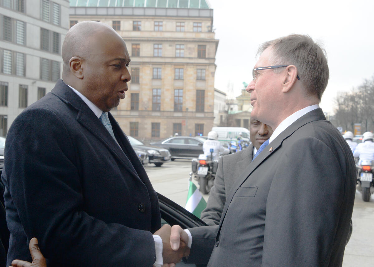 Singhammer, Johannes; Saraki, Abubakar Bukola Bundestagsvizepräsident Johannes Singhammer, (re), CDU/CSU, empfängt den Senatspräsidenten der Bundesrepublik Nigeria, S. E. Dr. Abubakar Bukola Saraki, (li), und Delegation, zu einem Gespräch.; Geste, Gestik.