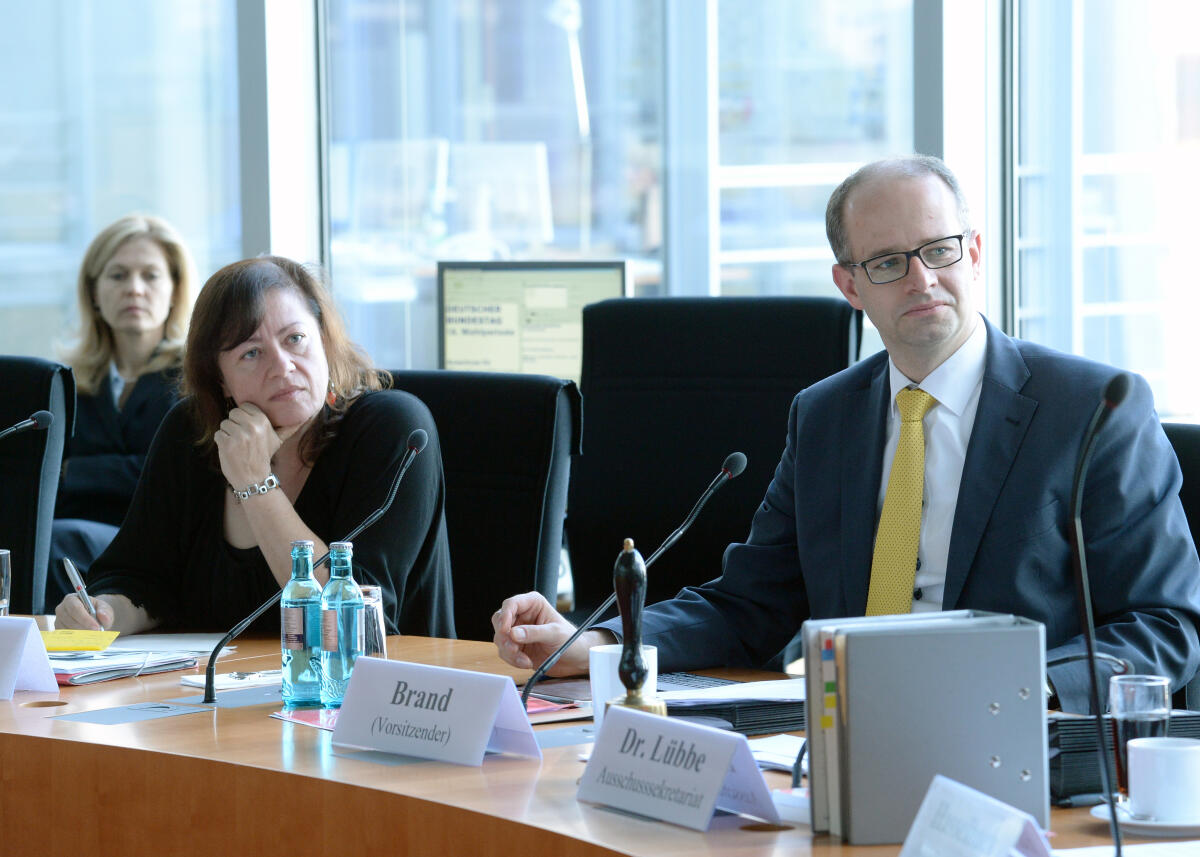 Dr. Bärbel Kofler, SPD, Beauftragte für Menschenrechtspolitik und Humanitäre Hilfe der Bundesregierung, nimmt an einer Ausschusssitzung des Ausschusses des Deutschen Bundestages für Menschenrechte und humanitäre Hilfe, teil, die vom Vorsitzenden Michael Brand, CDU/CSU, geleitet wird. Brand, Michael; Kofler, Bärbel Dr. Bärbel Kofler, SPD, Beauftragte für Menschenrechtspolitik und Humanitäre Hilfe der Bundesregierung, nimmt an einer Ausschusssitzung des Ausschusses des Deutschen Bundestages für Menschenrechte und humanitäre Hilfe, teil, die vom Vorsitzenden Michael Brand, CDU/CSU, geleitet wird.