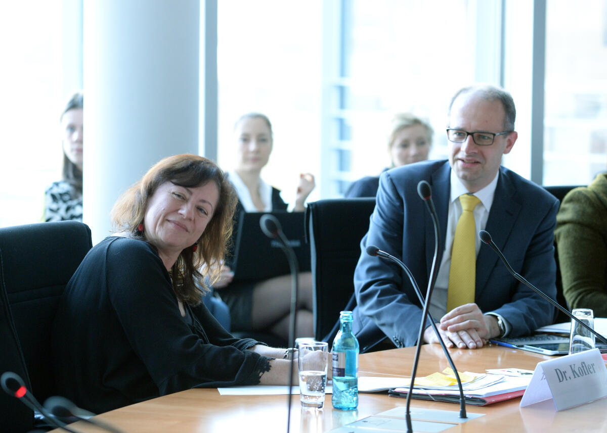 Dr. Bärbel Kofler, SPD, Beauftragte für Menschenrechtspolitik und Humanitäre Hilfe der Bundesregierung, nimmt an einer Ausschusssitzung des Ausschusses des Deutschen Bundestages für Menschenrechte und humanitäre Hilfe, teil, die vom Vorsitzenden Michael Brand, CDU/CSU, geleitet wird. Brand, Michael; Kofler, Bärbel Dr. Bärbel Kofler, SPD, Beauftragte für Menschenrechtspolitik und Humanitäre Hilfe der Bundesregierung, nimmt an einer Ausschusssitzung des Ausschusses des Deutschen Bundestages für Menschenrechte und humanitäre Hilfe, teil, die vom Vorsitzenden Michael Brand, CDU/CSU, geleitet wird.