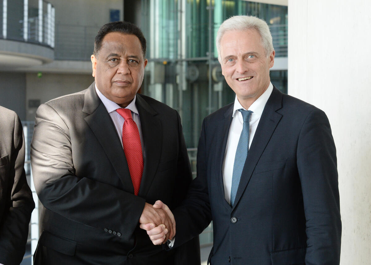 Dr. Peter Ramsauer, (re), CDU/CSU, Vorsitzender des Ausschusses des Deutschen Bundestages für Wirtschaft und Energie, empfängt den Außenminister der Republik Sudan, S. E. Ibrahim Ghandur, (li), zu einem Gespräch. Ramsauer, Peter; Ghandour, Ibrahim Dr. Peter Ramsauer, (re), CDU/CSU, Vorsitzender des Ausschusses des Deutschen Bundestages für Wirtschaft und Energie, empfängt den Außenminister der Republik Sudan, S. E. Ibrahim Ghandur, (li), zu einem Gespräch.