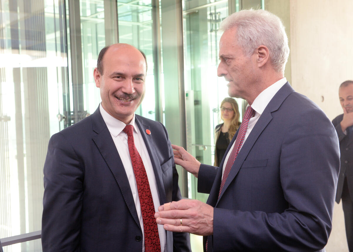 Dr. Peter Ramsauer, (re), CDU/CSU, Vorsitzender des Ausschuss für Wirtschaft und Energie, empfängt im Namen des Ausschusses den Minister für Energie und Bergbau der Republik Tunesien, Monji Marzouk, (li), zu einem Gespräch.; Geste, Gestik. Ramsauer, Peter; Marzouk, Monji Dr. Peter Ramsauer, (re), CDU/CSU, Vorsitzender des Ausschuss für Wirtschaft und Energie, empfängt im Namen des Ausschusses den Minister für Energie und Bergbau der Republik Tunesien, Monji Marzouk, (li), zu einem Gespräch.; Geste, Gestik.