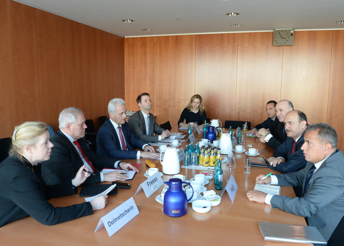 Dr. Peter Ramsauer, (3.v.li), CDU/CSU, Vorsitzender des Ausschuss für Wirtschaft und Energie, empfängt im Namen des Ausschusses den Minister für Energie und Bergbau der Republik Tunesien, Monji Marzouk, (2.v.re), zu einem Gespräch.; Übersicht. Ramsauer, Peter; Marzouk, Monji Dr. Peter Ramsauer, (3.v.li), CDU/CSU, Vorsitzender des Ausschuss für Wirtschaft und Energie, empfängt im Namen des Ausschusses den Minister für Energie und Bergbau der Republik Tunesien, Monji Marzouk, (2.v.re), zu einem Gespräch.; Übersicht.