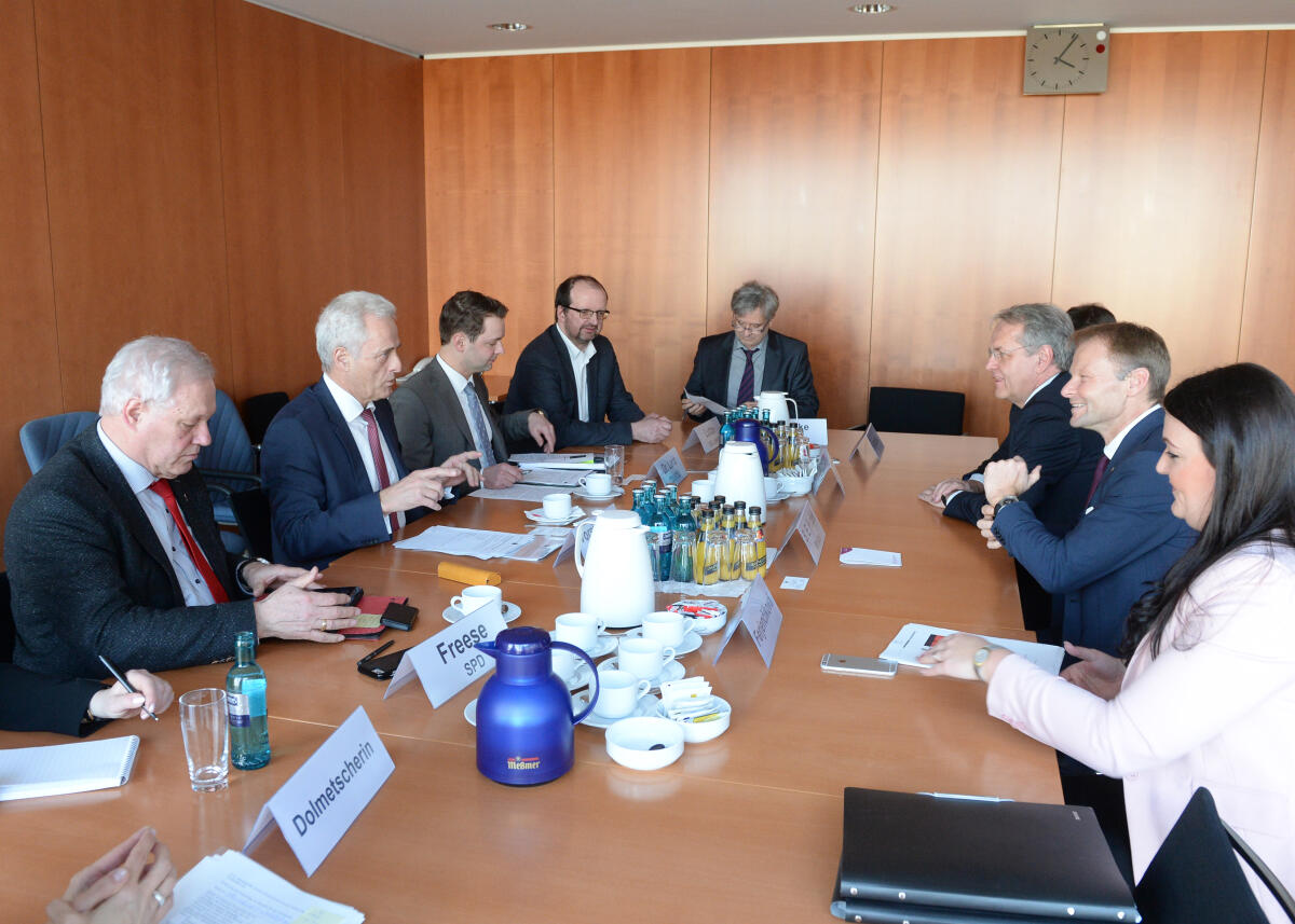 Dr. Peter Ramsauer, (2.v.li), CDU/CSU, Vorsitzender des Ausschuss für Wirtschaft und Energie, empfängt im Namen des Ausschusses den Wirtschaftsminister der Republik Slowakei, Vazil Hudák, (2.v.re), zu einem Gespräch.; Übersicht. Ramsauer, Peter; Hudák, Vazil Dr. Peter Ramsauer, (2.v.li), CDU/CSU, Vorsitzender des Ausschuss für Wirtschaft und Energie, empfängt im Namen des Ausschusses den Wirtschaftsminister der Republik Slowakei, Vazil Hudák, (2.v.re), zu einem Gespräch.; Übersicht.