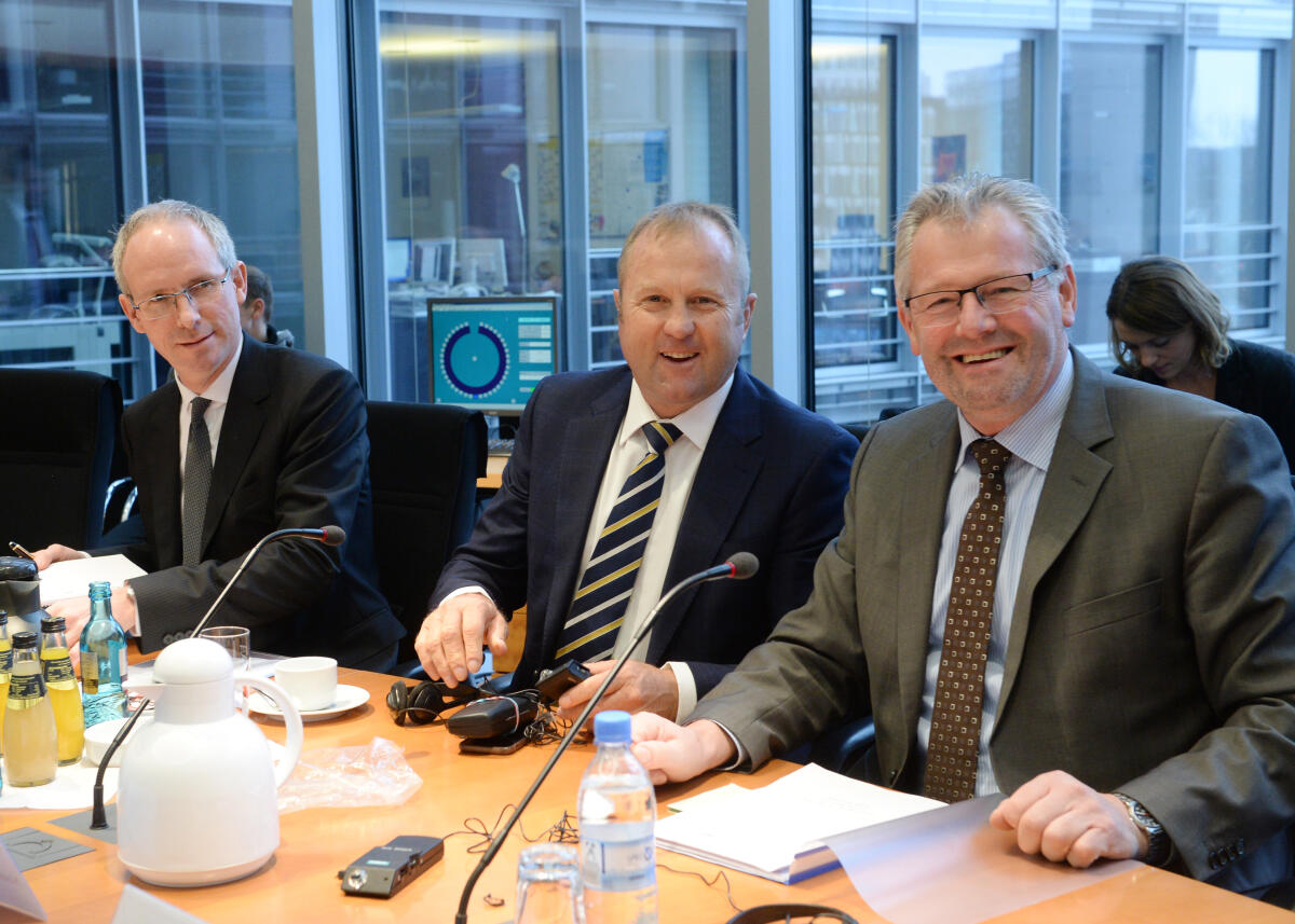 Alois Gerig, (re), CDU/CSU, Vorsitzender des Ausschusses des Deutschen Bundestages für Ernährung und Landwirtschaft, empfängt im Namen des Ausschusses und mit Beteiligung zahlreicher Mitglieder des Bundestages und des Ausschusses, den Sonderbeauftragten für Agrarhandel, Michael Carl Petersen, (mitte), und den Botschafter von Neuseeland in der Bundesrepublik Deutschland, S. E. Rodney Harris, (re), zu einem Gespräch. Gerig, Alois; Petersen, Michael Carl; Harris, Rodney Alois Gerig, (re), CDU/CSU, Vorsitzender des Ausschusses des Deutschen Bundestages für Ernährung und Landwirtschaft, empfängt im Namen des Ausschusses und mit Beteiligung zahlreicher Mitglieder des Bundestages und des Ausschusses, den Sonderbeauftragten für Agrarhandel, Michael Carl Petersen, (mitte), und den Botschafter von Neuseeland in der Bundesrepublik Deutschland, S. E. Rodney Harris, (re), zu einem Gespräch.