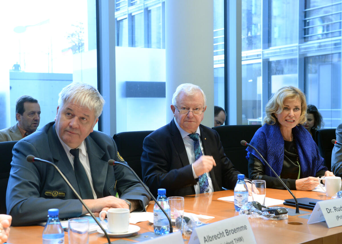 Dr. h. c. Rudolf Seiters, (mitte), Präsident des Deutschen Roten Kreuzes (DRK), und Albrecht Broemme, (li), Präsident des Technischen Hilfswerks (THW), sind zu Gast beim Ausschuss des Deutschen Bundestages für wirtschaftliche Zusammenarbeit und Entwicklung. Dagmar G. Wöhrl, CDU/CSU, Vorsitzende des Ausschusses, leitet die Sitzung. Wöhrl, Dagmar G.; Seiters, Rudolf; Broemme, Albrecht Dr. h. c. Rudolf Seiters, (mitte), Präsident des Deutschen Roten Kreuzes (DRK), und Albrecht Broemme, (li), Präsident des Technischen Hilfswerks (THW), sind zu Gast beim Ausschuss des Deutschen Bundestages für wirtschaftliche Zusammenarbeit und Entwicklung. Dagmar G. Wöhrl, CDU/CSU, Vorsitzende des Ausschusses, leitet die Sitzung.