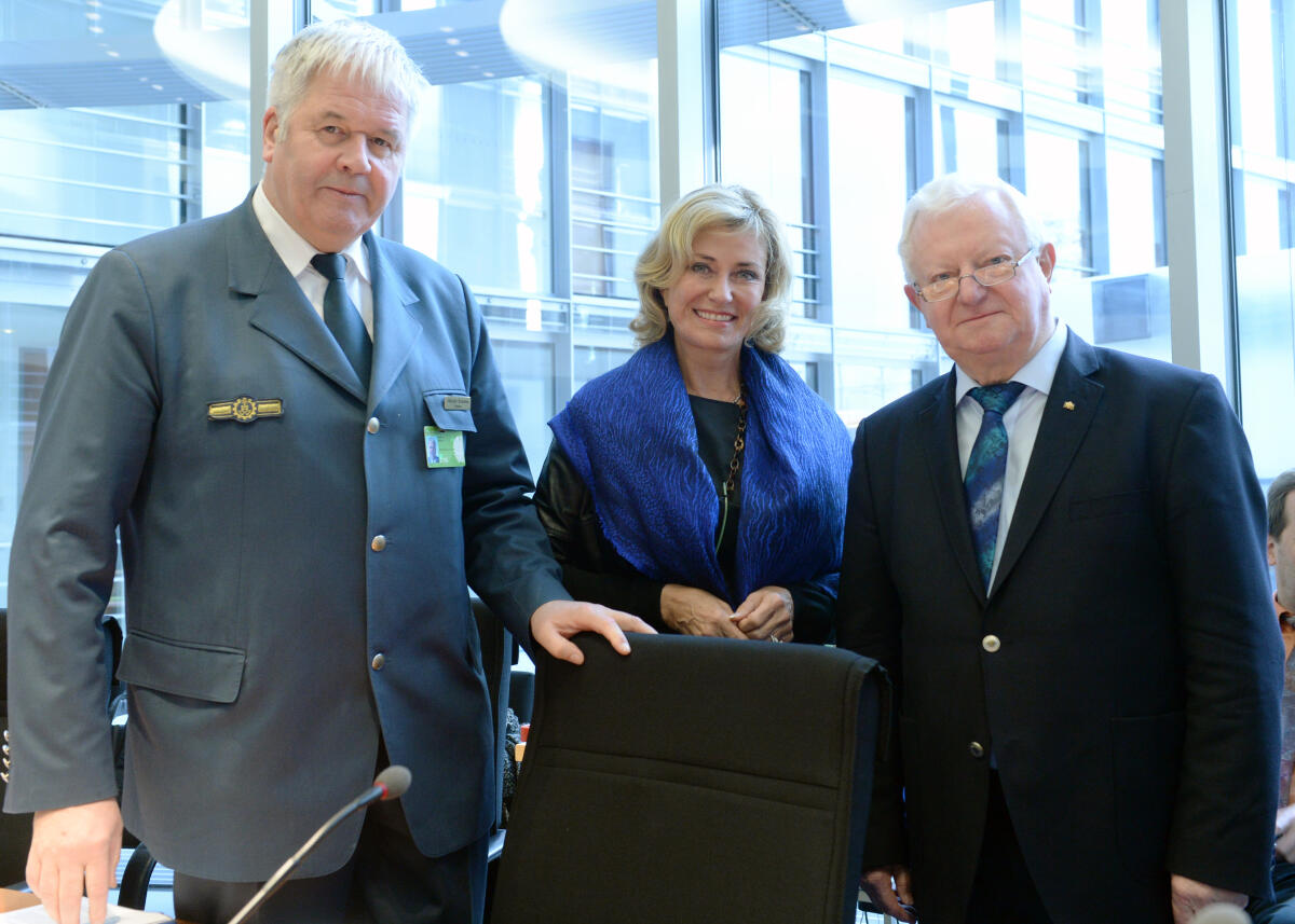 Wöhrl, Dagmar G.; Seiters, Rudolf; Broemme, Albrecht Dr. h. c. Rudolf Seiters, (mitte), Präsident des Deutschen Roten Kreuzes (DRK), und Albrecht Broemme, (li), Präsident des Technischen Hilfswerks (THW), sind zu Gast beim Ausschuss des Deutschen Bundestages für wirtschaftliche Zusammenarbeit und Entwicklung. Dagmar G. Wöhrl, CDU/CSU, Vorsitzende des Ausschusses, leitet die Sitzung.