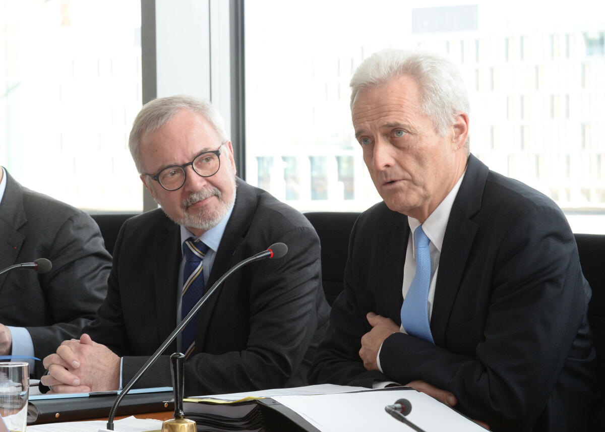 Ramsauer, Peter; Hoyer, Werner Dr. Peter Ramsauer, (re), CDU/CSU, Vorsitzender des Ausschusses des Deutschen Bundestages für Wirtschaft und Energie, empfängt den Präsidenten der Europäischen Investitionsbank (EIB), Dr. Werner Hoyer, (li), der an der Ausschusssitzung teilnimmt.