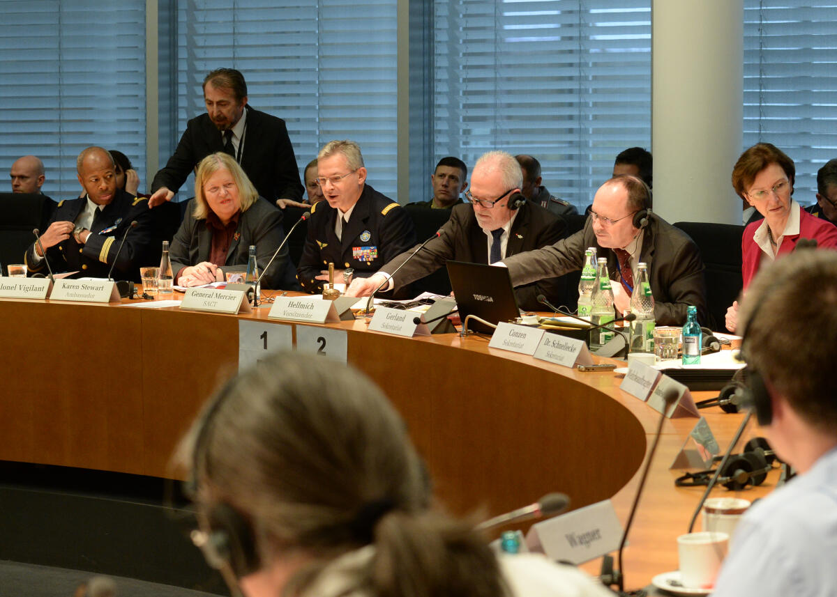 Der leitende General der Supreme Allied Commander Transformation (SACT), Denis Mercier, (3.v.li), ist zu Gast in einer Ausschusssitzung des Verteidigungsausschusses beim Deutschen Bundestag. Wolfgang Hellmich, (3.v.re), SPD, Vorsitzender des Ausschusses, leitet die Sitzung.; Übersicht. Hellmich, Wolfgang; Mercier, Denis Der leitende General der Supreme Allied Commander Transformation (SACT), Denis Mercier, (3.v.li), ist zu Gast in einer Ausschusssitzung des Verteidigungsausschusses beim Deutschen Bundestag. Wolfgang Hellmich, (3.v.re), SPD, Vorsitzender des Ausschusses, leitet die Sitzung.; Übersicht.