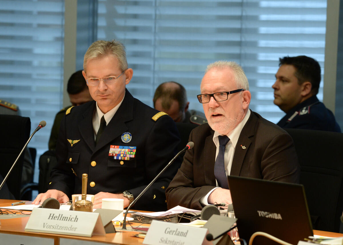 Der leitende General der Supreme Allied Commander Transformation (SACT), Denis Mercier, (li), ist zu Gast in einer Ausschusssitzung des Verteidigungsausschusses beim Deutschen Bundestag. Wolfgang Hellmich, (re), SPD, Vorsitzender des Ausschusses, leitet die Sitzung. Hellmich, Wolfgang; Mercier, Denis Der leitende General der Supreme Allied Commander Transformation (SACT), Denis Mercier, (li), ist zu Gast in einer Ausschusssitzung des Verteidigungsausschusses beim Deutschen Bundestag. Wolfgang Hellmich, (re), SPD, Vorsitzender des Ausschusses, leitet die Sitzung.