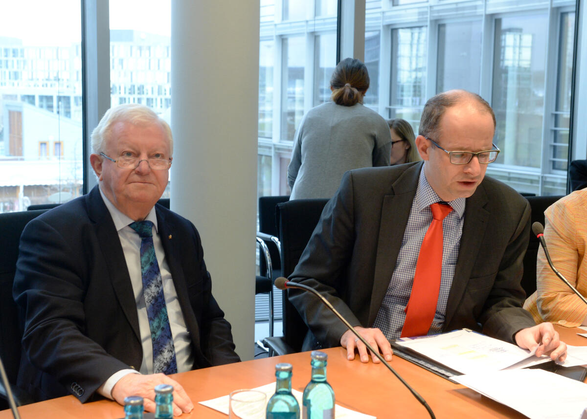 Michael Brand, (re), CDU/CSU, Vorsitzender des Ausschusses des Deutschen Bundestages für Menschenrechte und humanitäre Hilfe, empfängt den Präsidenten des Deutschen Roten Kreuzes, Dr. h. c. Rudolf Seiters, (li), der an einer Ausschusssitzung teilnimmt. Brand, Michael; Seiters, Rudolf Michael Brand, (re), CDU/CSU, Vorsitzender des Ausschusses des Deutschen Bundestages für Menschenrechte und humanitäre Hilfe, empfängt den Präsidenten des Deutschen Roten Kreuzes, Dr. h. c. Rudolf Seiters, (li), der an einer Ausschusssitzung teilnimmt.