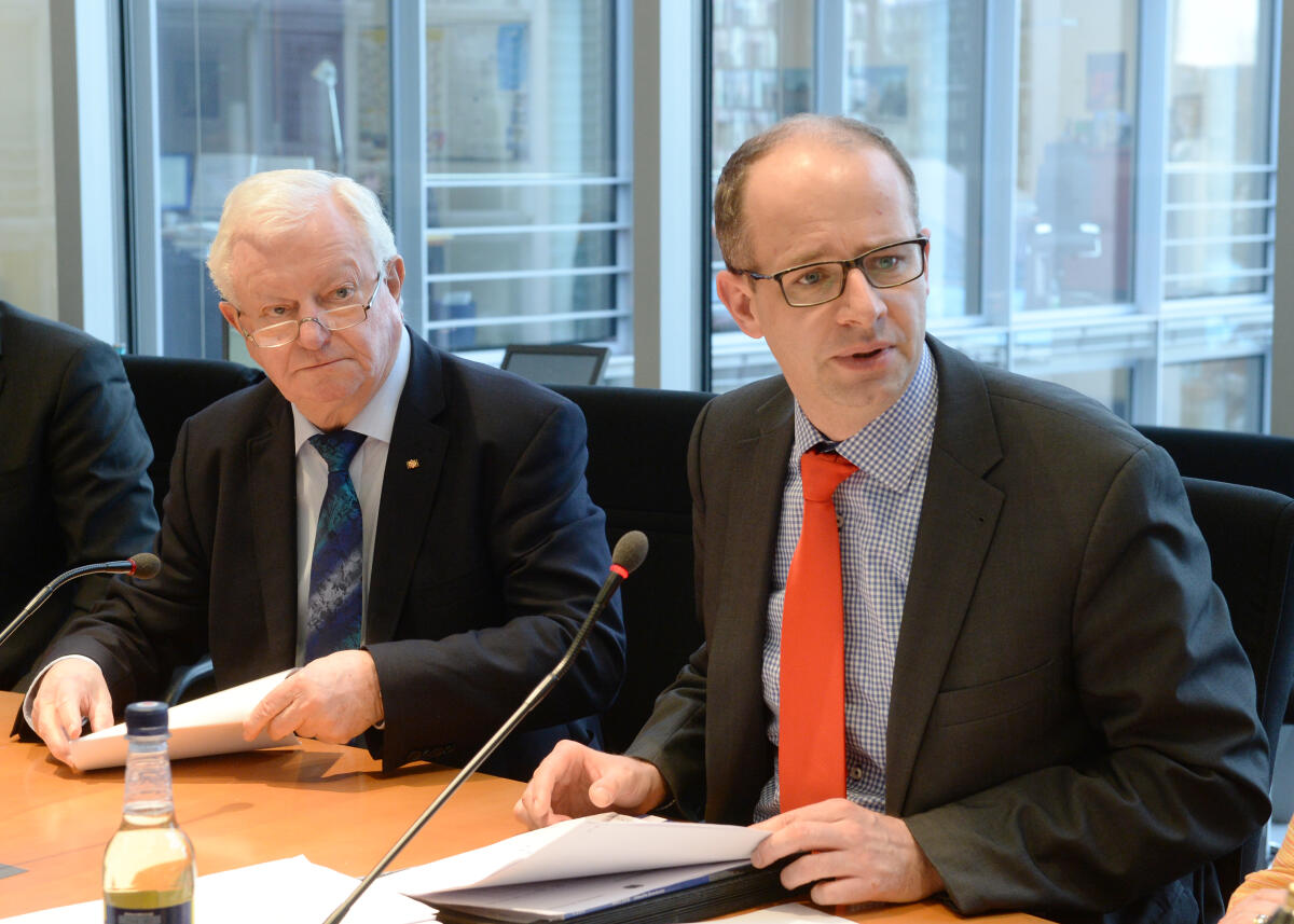 Brand, Michael; Seiters, Rudolf Michael Brand, (re), CDU/CSU, Vorsitzender des Ausschusses des Deutschen Bundestages für Menschenrechte und humanitäre Hilfe, empfängt den Präsidenten des Deutschen Roten Kreuzes, Dr. h. c. Rudolf Seiters, (li), der an einer Ausschusssitzung teilnimmt.