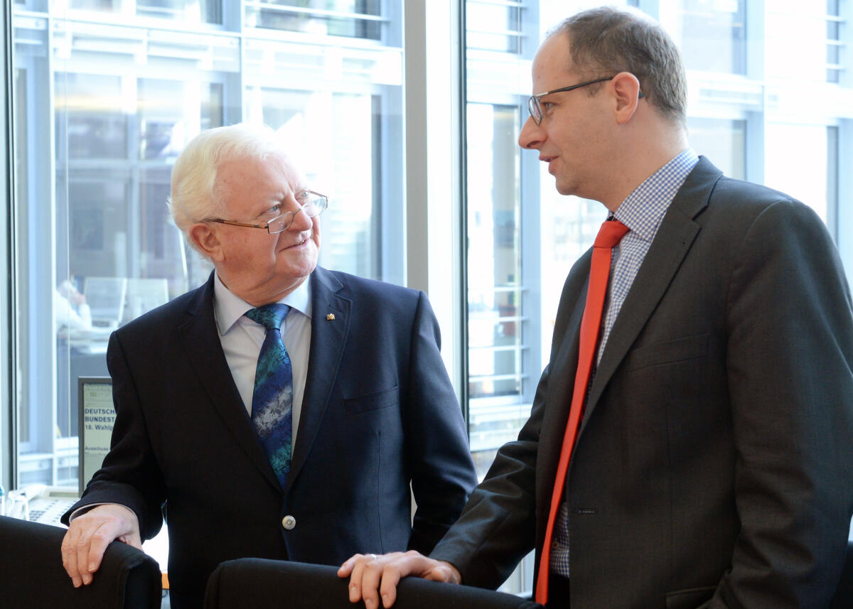 Brand, Michael; Seiters, Rudolf Michael Brand, (re), CDU/CSU, Vorsitzender des Ausschusses des Deutschen Bundestages für Menschenrechte und humanitäre Hilfe, empfängt den Präsidenten des Deutschen Roten Kreuzes, Dr. h. c. Rudolf Seiters, (li), der an einer Ausschusssitzung teilnimmt.
