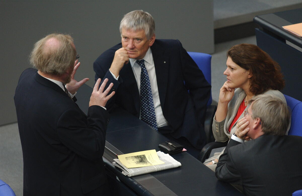 Thierse, Wolfgang; Schily, Otto; Vogt, Ute Von links: Bundestagspräsident Wolfgang Thierse, MdB,  im Gespräch mit Bundesinnenminister Otto Schily, MdB, und Ute Vogt, MdB, alle SPD, im Plenum.