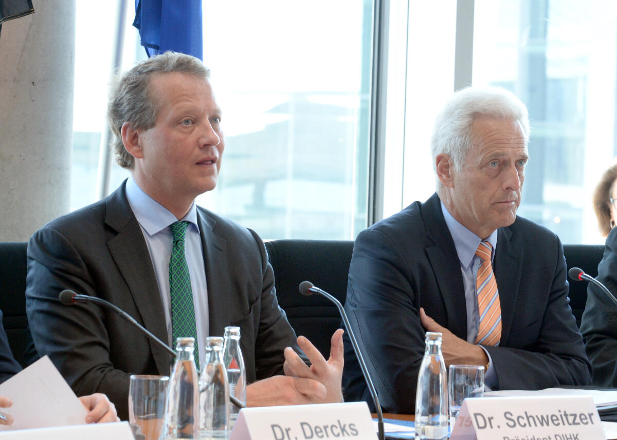 Der Präsident des Deutschen Industrie- und Handelkammertages (DIHK), Dr. Eric Schweitzer, (li), ist zu Gast beim Ausschuss des Deutschen Bundestages für Wirtschaft und Energie. Dr. Peter Ramsauer, (re), CDU/CSU, Vorsitzender des Ausschusses, leitet die Sitzung. Ramsauer, Peter; Schweitzer, Eric Der Präsident des Deutschen Industrie- und Handelkammertages (DIHK), Dr. Eric Schweitzer, (li), ist zu Gast beim Ausschuss des Deutschen Bundestages für Wirtschaft und Energie. Dr. Peter Ramsauer, (re), CDU/CSU, Vorsitzender des Ausschusses, leitet die Sitzung.
