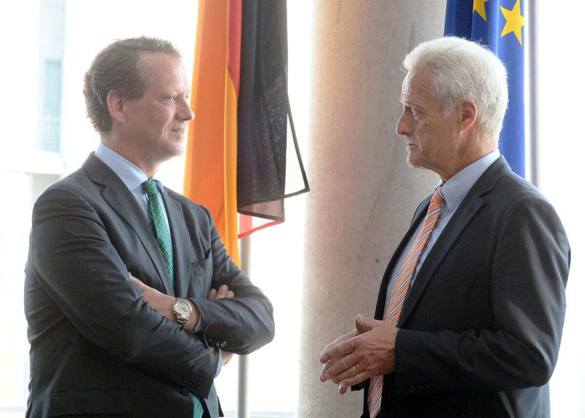 Der Präsident des Deutschen Industrie- und Handelkammertages (DIHK), Dr. Eric Schweitzer, (li), ist zu Gast beim Ausschuss des Deutschen Bundestages für Wirtschaft und Energie. Dr. Peter Ramsauer, (re), CDU/CSU, Vorsitzender des Ausschusses, leitet die Sitzung.; Fahne, Fahnen, Geste, Gestik. Ramsauer, Peter; Schweitzer, Eric Der Präsident des Deutschen Industrie- und Handelkammertages (DIHK), Dr. Eric Schweitzer, (li), ist zu Gast beim Ausschuss des Deutschen Bundestages für Wirtschaft und Energie. Dr. Peter Ramsauer, (re), CDU/CSU, Vorsitzender des Ausschusses, leitet die Sitzung.; Fahne, Fahnen, Geste, Gestik.