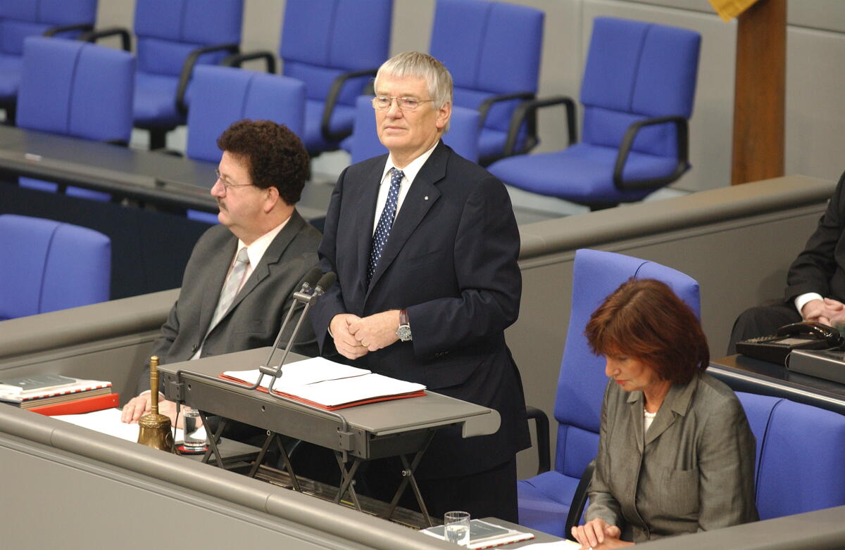Bundesminister und Bundestagsalterspräsident Otto Schily, SPD, hält die Eröffnungsrede der 15. Legislaturperiode. Schily, Otto Bundesminister und Bundestagsalterspräsident Otto Schily, SPD, hält die Eröffnungsrede der 15. Legislaturperiode.