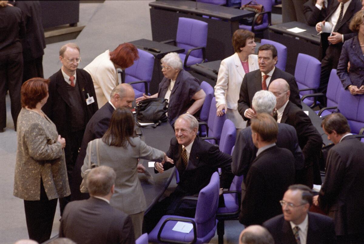 Rau, Johannes; Schröder, Gerhard Bundesversammlung am 23. Mai 1999 im Plenarsaal in Berlin, bei der Johannes Rau zum Bundespräsidenten gewählt wird. Bad in der Menge der Gratulanten.; Bundesversammlung, Plenarsaal, Gratulation, gratulieren